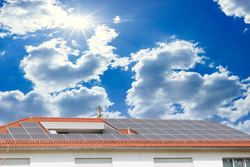 Architektur mit Sonnenkollektoren unter der Sonne