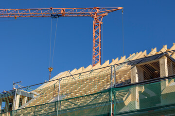 Bauarbeiten am Dach mit Kran