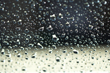 Billes d'eau de pluie sur vitre