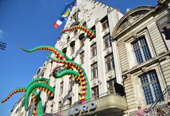 Tentacules colorées sur la façade de la Voix du Nord à Lille pour Utopia - 14/05/22