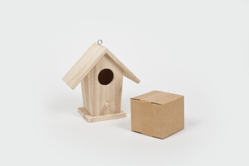 Obraz na płótnie Canvas Carton de déménagement miniature - Nichoir, nouvelle habitation