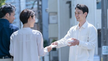 Obraz premium ティッシュ配りをする男性