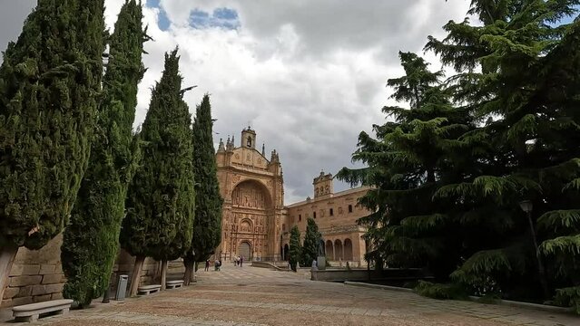 Paseando por la plaza del concilio de Trento con el convento de san Esteban al fondo en Salamanca, Espa&ntilde;a
