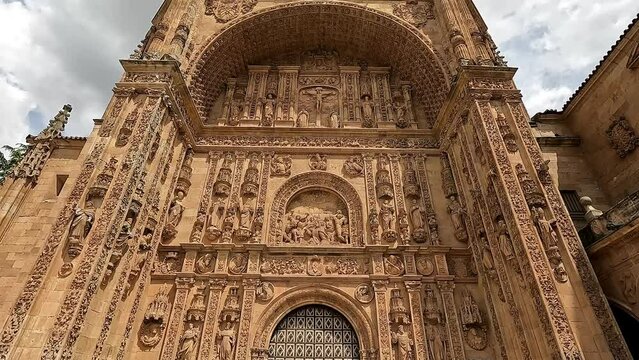 Fachada principal del convento de san Esteban de estilo g&oacute;tico y renacentista siglo XVI en Salamanca, Espa&ntilde;a