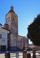 Campanario de la iglesia de San Andrés Apóstol en Zazuar, Castilla y León, España. La torre fue...
