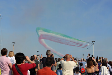 Passaggio delle Frecce Tricolori a Genova con persone che guardano e filmano con scia tricolore © Arnaldo