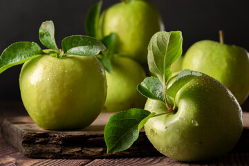 Raw Granny Smith apples. Green fresh fruits on dark background - obrazy, fototapety, plakaty