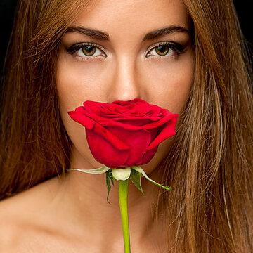 Flor de Rosa roja en el rostro de una mujer