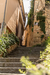 Escaleras ascendientes hacia una estrecha calle de Segovia