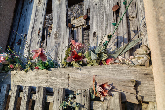 Flores colocadas en una vieja puerta de madera
