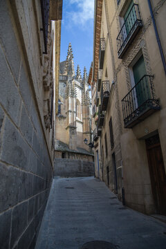 Parte de la catedral de Segovia desde una calle del barrio Judio