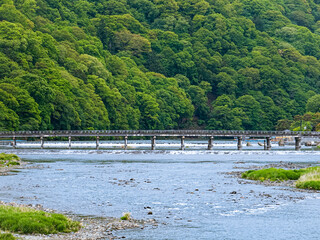 嵯峨野と嵐山を隔てて流れる桂川に架かる渡月橋（京都市）