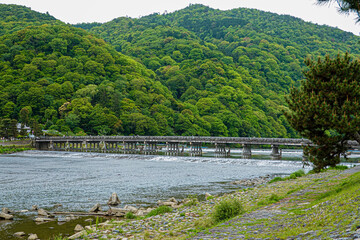 嵯峨野と嵐山を隔てて流れる桂川に架かる渡月橋（京都市）