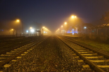 Bahnhof in einer Nebligen Nacht