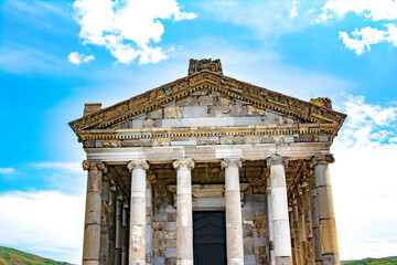 Obraz premium Greco-Roman architecture and culture. An old temple built in Greco-Roman style. Landmarks of the world
