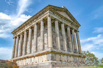 Obraz premium Greco-Roman architecture and culture. An old temple built in Greco-Roman style. Landmarks of the world
