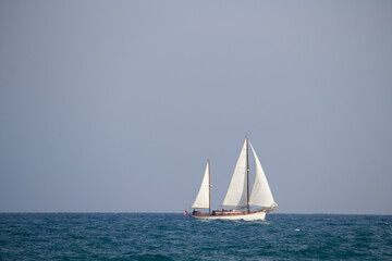 Fototapeta premium Velero en medio del mar