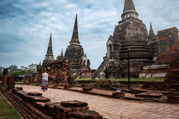 Fototapeta premium Mujer recorriendo antiguo templo Budista. Si Sanphet, en Ayutthaya, Tailandia