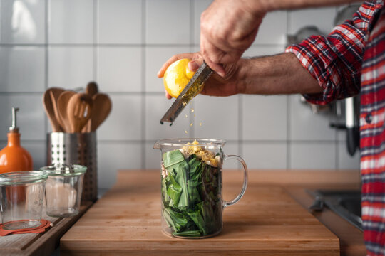 Zubereitung von B&auml;rlauchpesto in der K&uuml;che mit Zitronenzesten