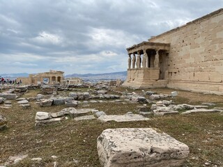 Erechtheion mit Karyatiden bei der Akropolis in Athen/ Griechenland