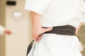 教室で空手を練習している黒帯のシニア男性の様子