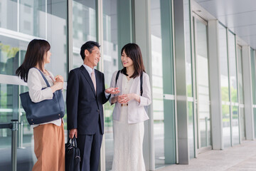 オフィス街を歩く営業のビジネスパーソン