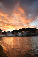 Fototapeta premium Spectacular sunrise over the Bay of Silence in Sestri Levante, Liguria