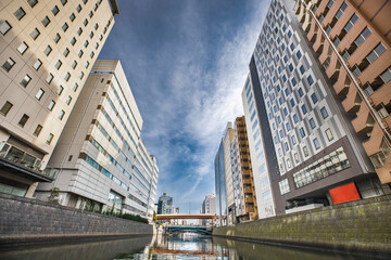 東京の川を航行する船から見る風景