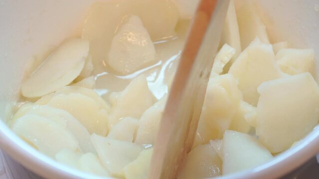 スライスしたじゃがいもを鍋で加熱していく様子