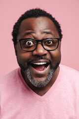 Obraz premium Black bearded man in eyeglasses expressing surprise at camera