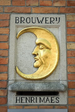 Brauerei De Halve Maan mit Halbmond aus Gold auf altem Backstein am Walplein am 24.04.2022 in der Altstadt von Br&uuml;gge in Westflandern in Belgien