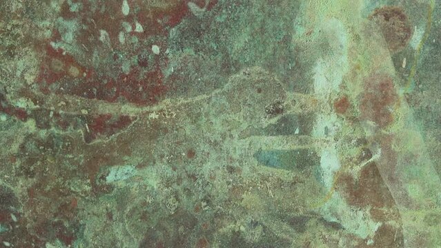 Nahaufnahmen einer oxidierten Kupferplatte, Kamerafahrt von oben nach unten