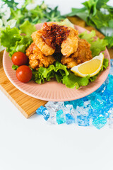 唐辛子ソースをかけた唐揚げとサラダ