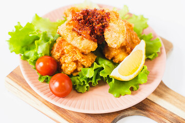 唐辛子ソースをかけた唐揚げとサラダ