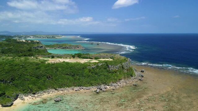 【空撮動画・沖縄】沖縄県果報バンタ周辺の海岸線と青い海を航空撮影