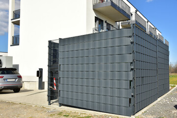 Eingangsbereich eines Wohnkomplexes mit Kunststoff-Sichtschutzfolie an Stahlgitterzaun um den...