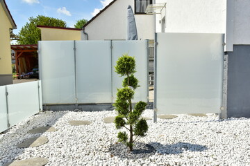 Moderne Vorgartenanlage/Ziergarten als Schotterbeet mit Zierbaum aus der Gärtnerei und...