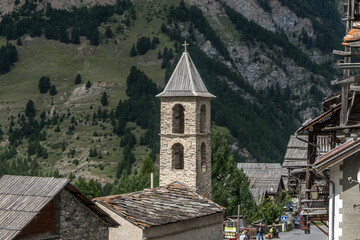 Fototapeta na wymiar Village de Saint Véran en été , dans les Hautes-Alpes , France