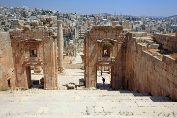 Fototapeta premium Entrance gate to the temple of Artemis, Jerash, Jordan