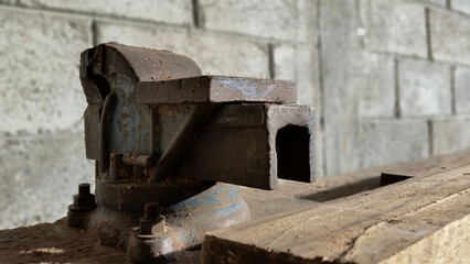 Banco de trabajo para carpinteria con una prensa de metal.