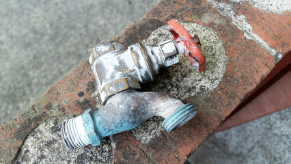 Llave de agua en mal estado.