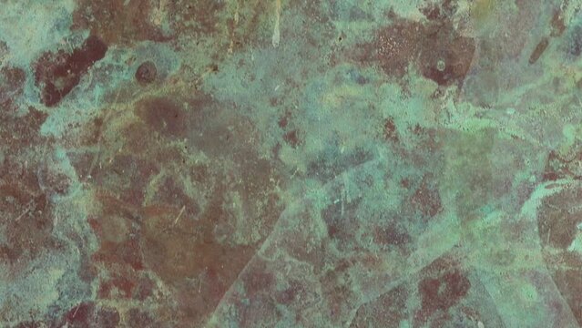 Nahaufnahmen einer oxidierten Kupferplatte, Kamerafahrt von unten nach oben