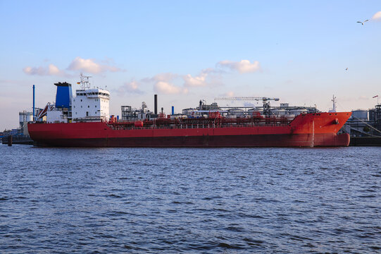 Tanker rot im Hafen bei der Beladung Entladung Gas Öl LNG Wasser