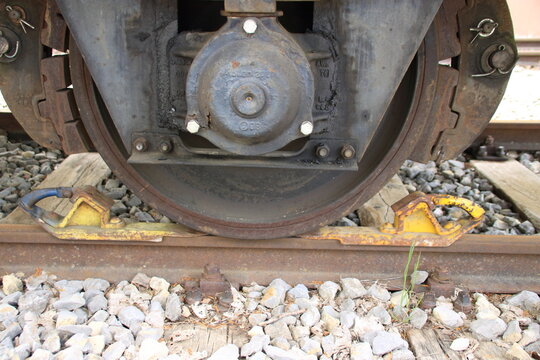 Eisenbahnwaggon ist mit einem Hemmschuh gegen wegrollen gesichert