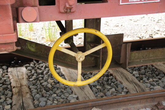 Drehrad f&uuml;r die Feststellbremse an einem alten Eisenbahnwaggon