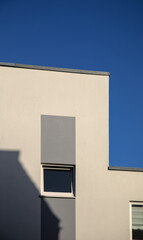 Architektur Gebäude weiß klare Linien sauber mit blauem Himmel im Hintergrund
