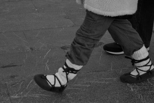 Pieds de danseur en costume traditionnel basque et chaussons de danse &agrave; lacets