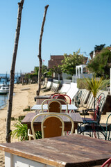 Cap Ferret (Bassin d'Arcachon, France). Détail d'une terrasse de dégustation d'huîtres avec vue...