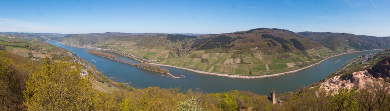 Panoramablick auf den Rhein vom Aussichtsturm Sieben Burgen Blick, oberhalb der Burg Sooneck