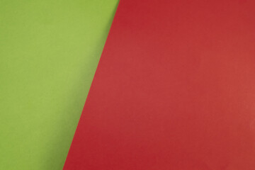 Prosty układ kolorowych arkuszy papieru, soczysta, wiosenna zieleń i łagodna czerwień. 